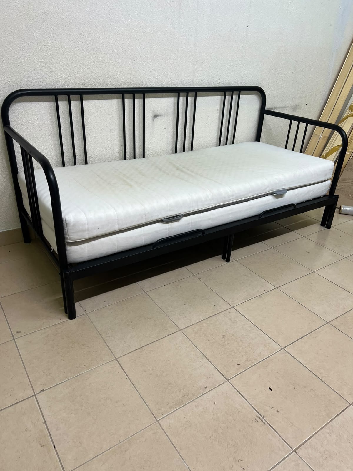 This is a black metal daybed that extends to convert into a double bed or a sofa; it closely resembles the IKEA FYRESDAL daybed frame (80x200 cm). - Image 9