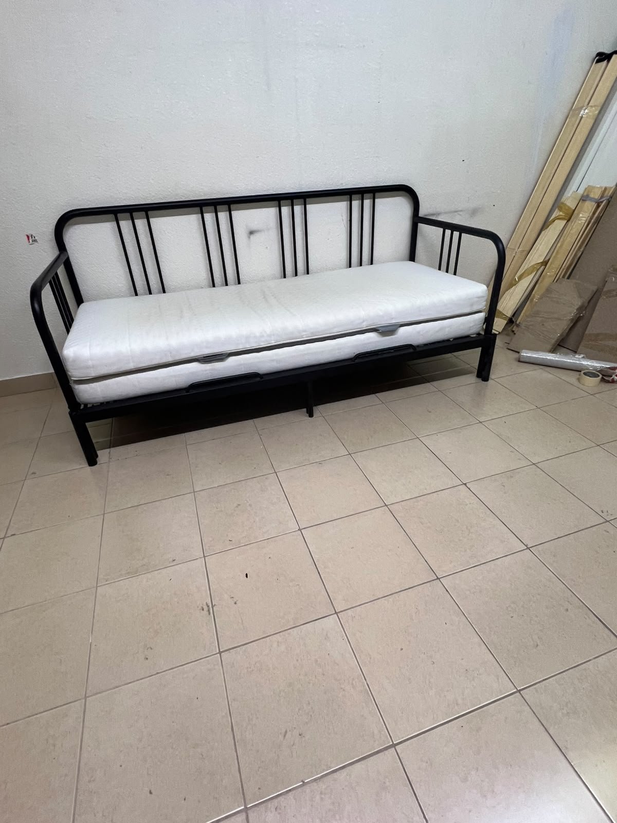 This is a black metal daybed that extends to convert into a double bed or a sofa; it closely resembles the IKEA FYRESDAL daybed frame (80x200 cm). - Image 10