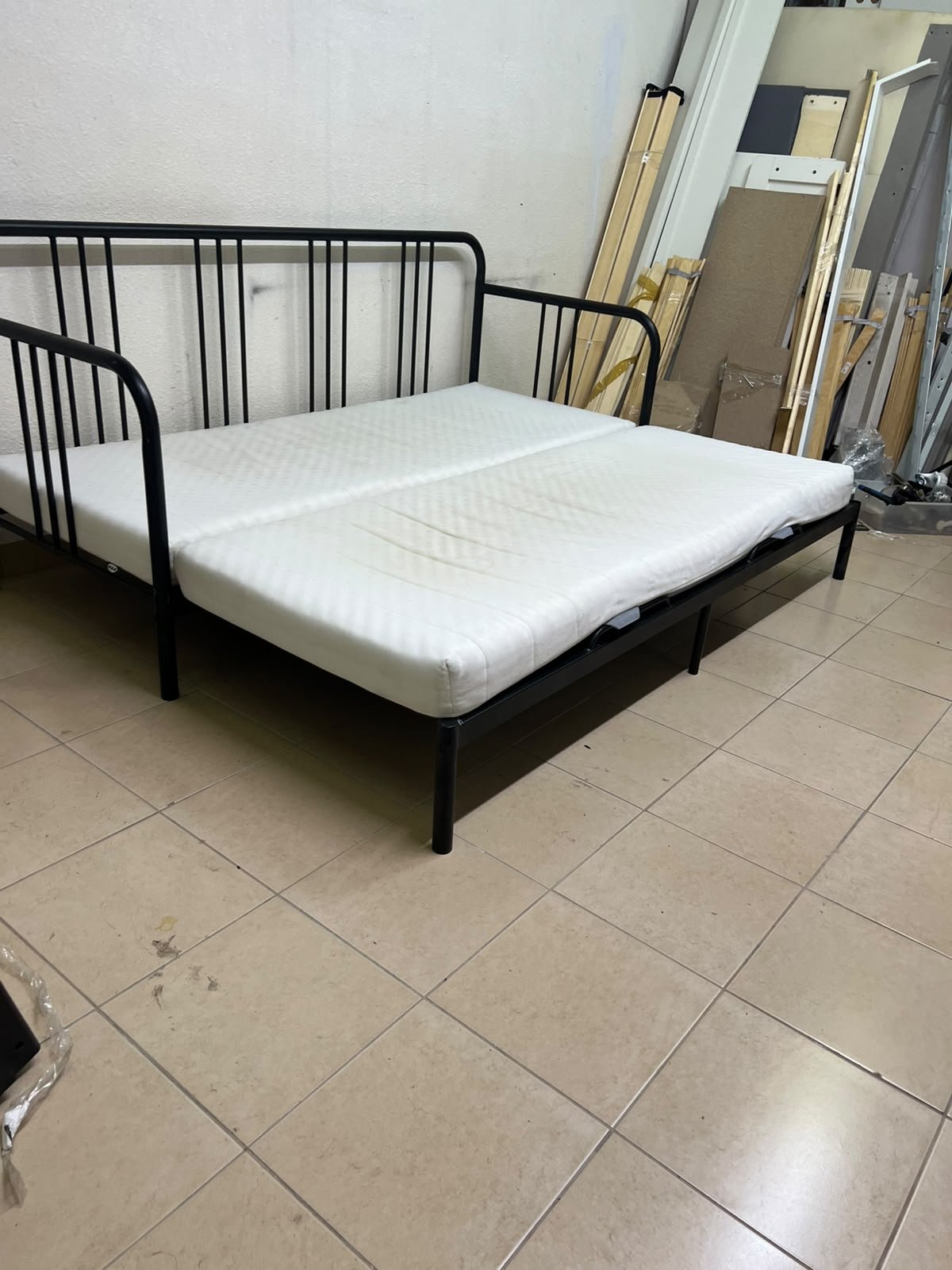 This is a black metal daybed that extends to convert into a double bed or a sofa; it closely resembles the IKEA FYRESDAL daybed frame (80x200 cm). - Image 11
