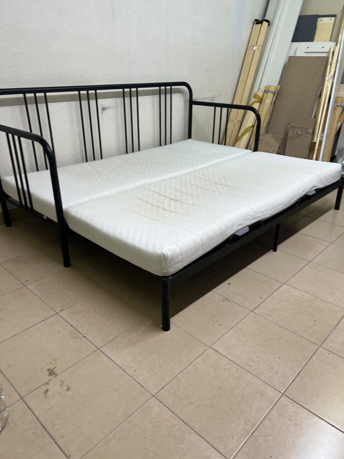 This is a black metal daybed that extends to convert into a double bed or a sofa; it closely resembles the IKEA FYRESDAL daybed frame (80x200 cm). - Image 6