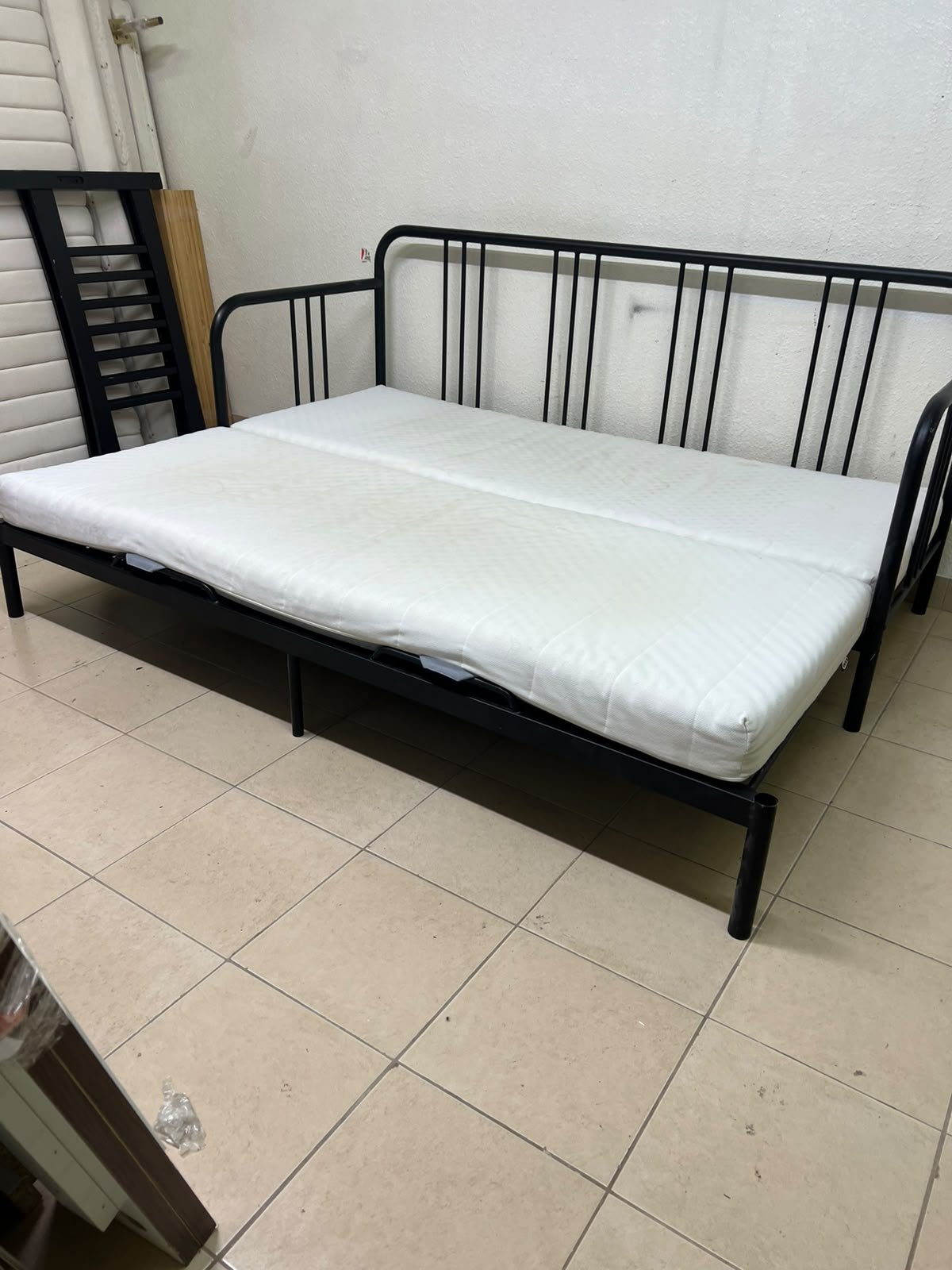 This is a black metal daybed that extends to convert into a double bed or a sofa; it closely resembles the IKEA FYRESDAL daybed frame (80x200 cm). - Image 14