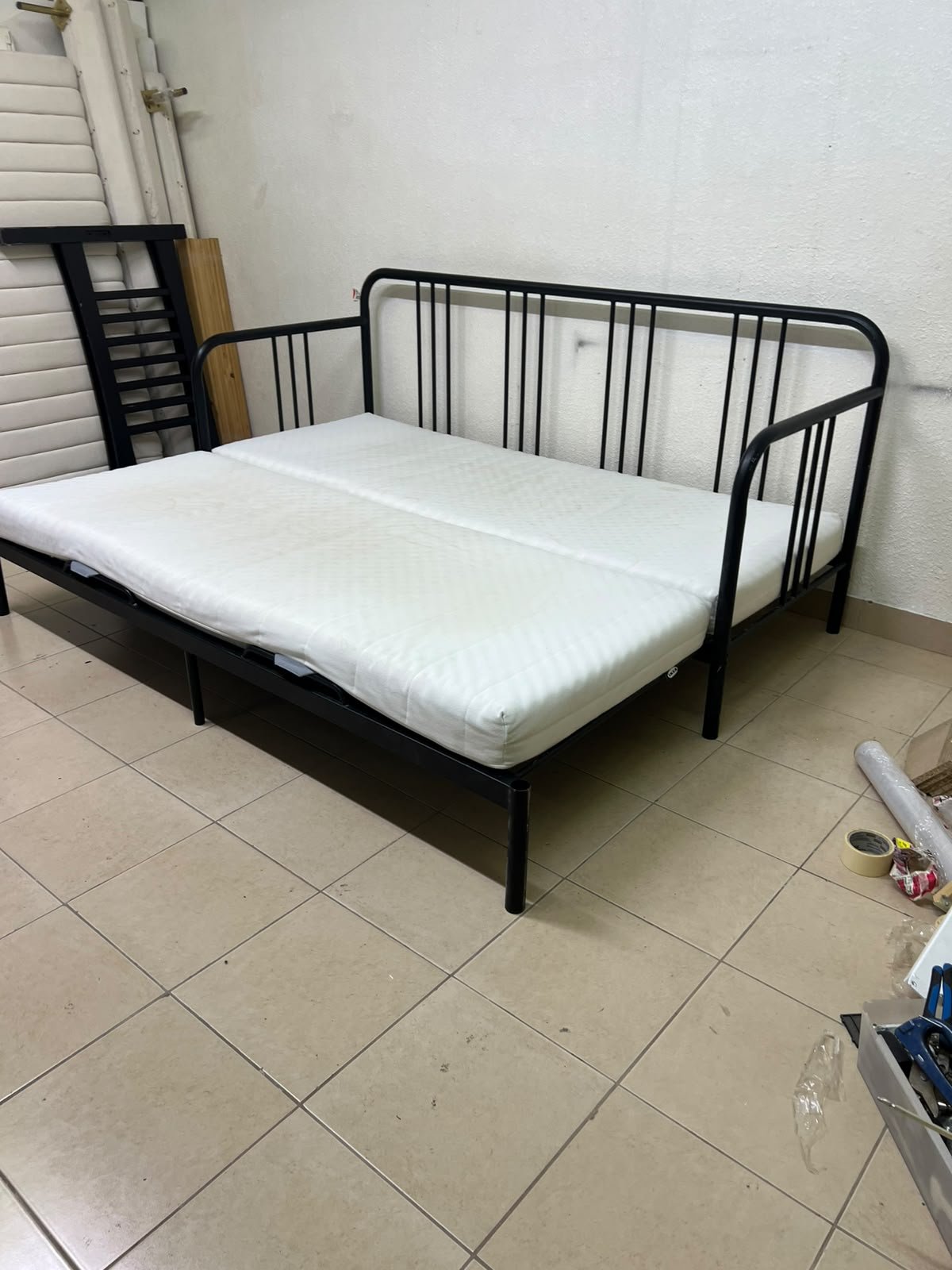 This is a black metal daybed that extends to convert into a double bed or a sofa; it closely resembles the IKEA FYRESDAL daybed frame (80x200 cm). - Image 13