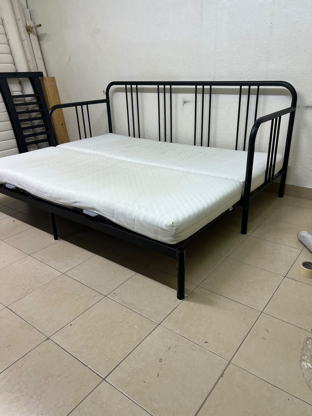 This is a black metal daybed that extends to convert into a double bed or a sofa; it closely resembles the IKEA FYRESDAL daybed frame (80x200 cm). - Image 12