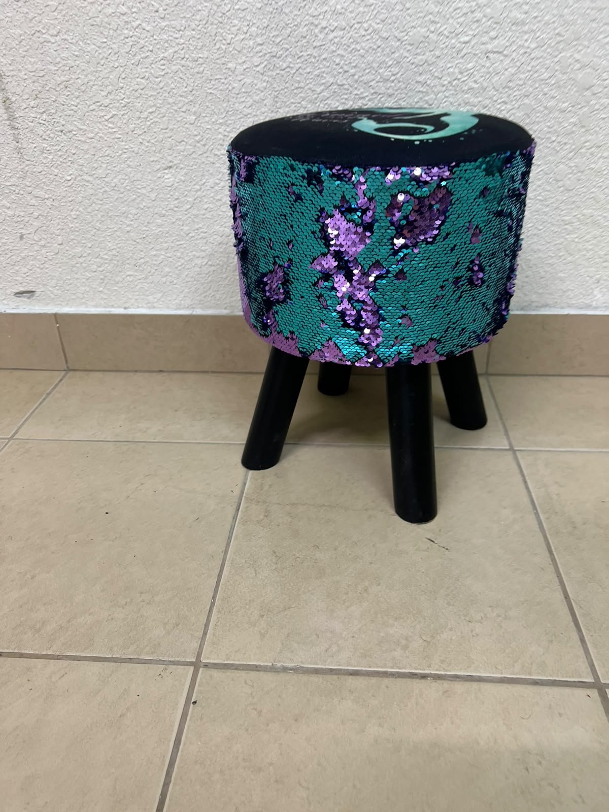 This product is a small decorative stool featuring a "mermaid" sequin design—with reversible sequins that change color—and sturdy black wooden legs. - Image 3