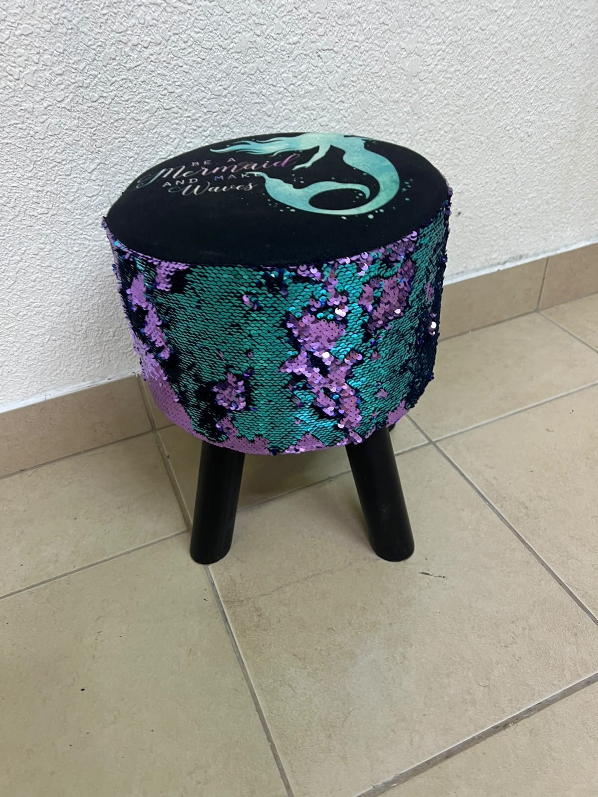 This product is a small decorative stool featuring a "mermaid" sequin design—with reversible sequins that change color—and sturdy black wooden legs. - Image 7