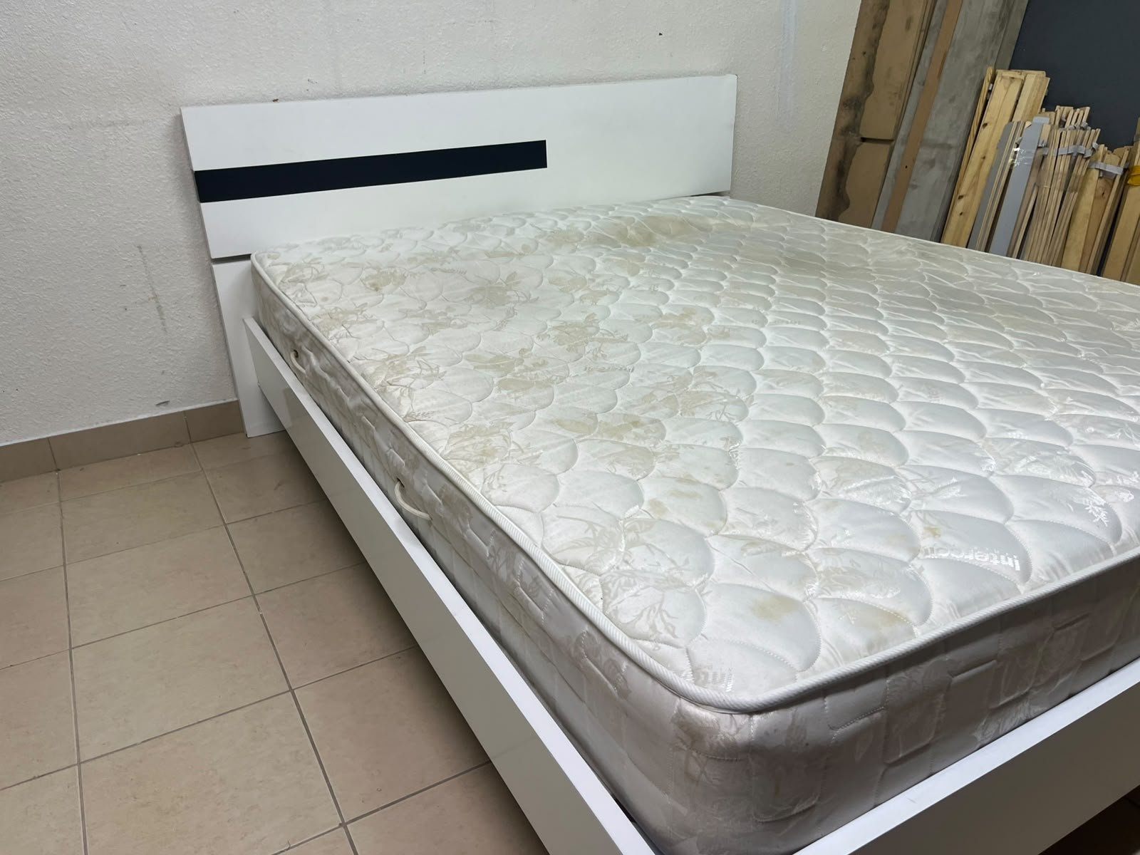 A white wooden bed frame paired with an "Intercoil Deluxe" sprung, cushioned mattress. - Image 5