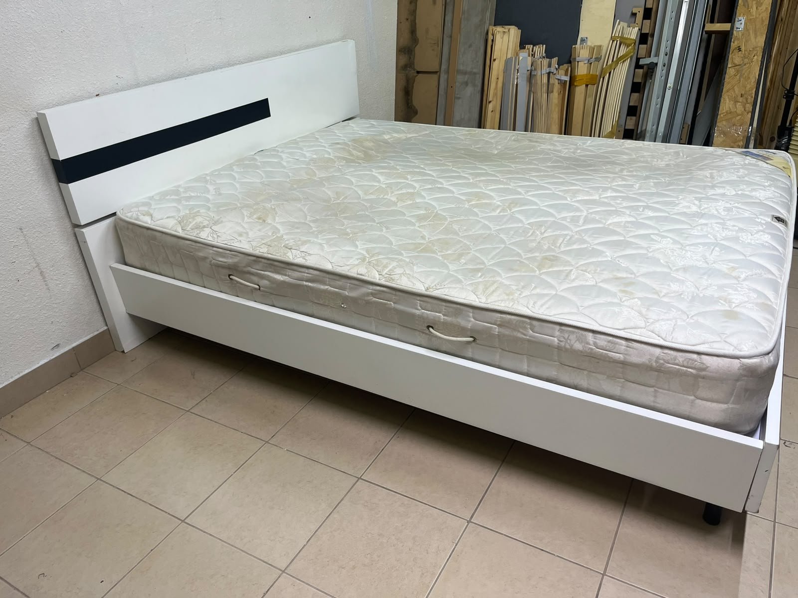 A white wooden bed frame paired with an "Intercoil Deluxe" sprung, cushioned mattress. - Image 4