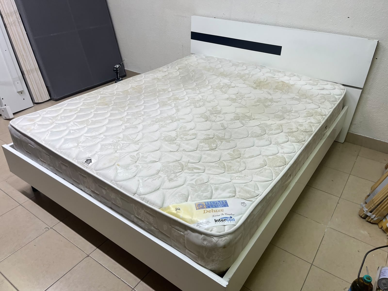 A white wooden bed frame paired with an "Intercoil Deluxe" sprung, cushioned mattress. - Image 7