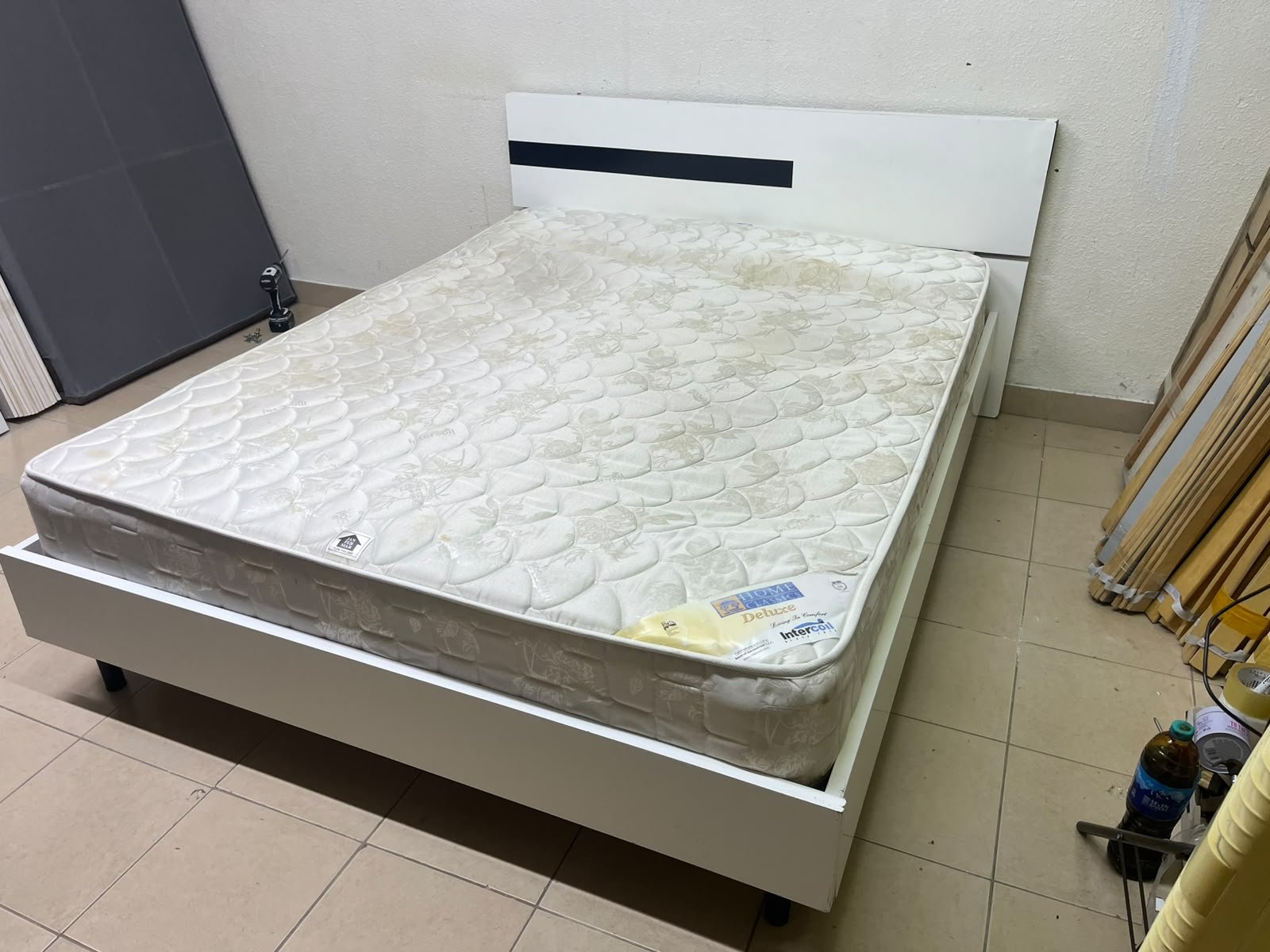 A white wooden bed frame paired with an "Intercoil Deluxe" sprung, cushioned mattress. - Image 9