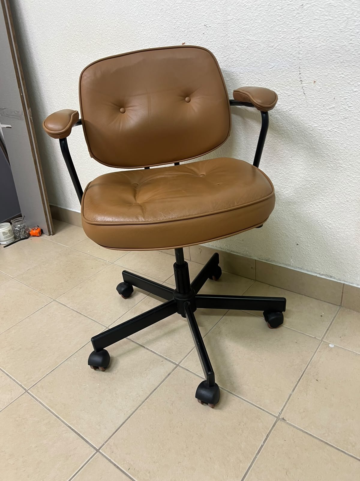 The ALEFJÄLL office chair from IKEA, crafted from golden-brown "Grann" leather and featuring distinctive tufted button detailing. - Image 3