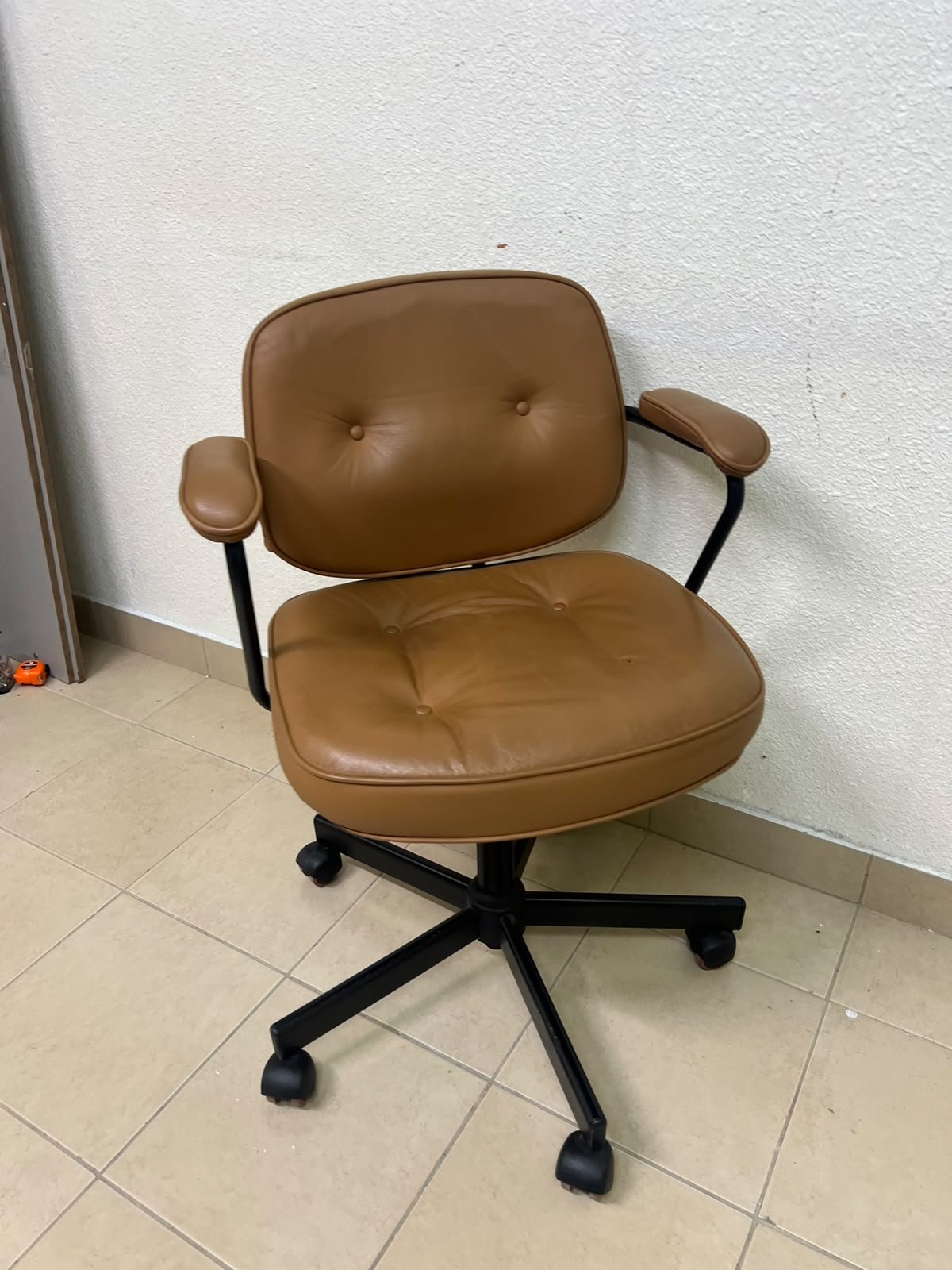 The ALEFJÄLL office chair from IKEA, crafted from golden-brown "Grann" leather and featuring distinctive tufted button detailing. - Image 4