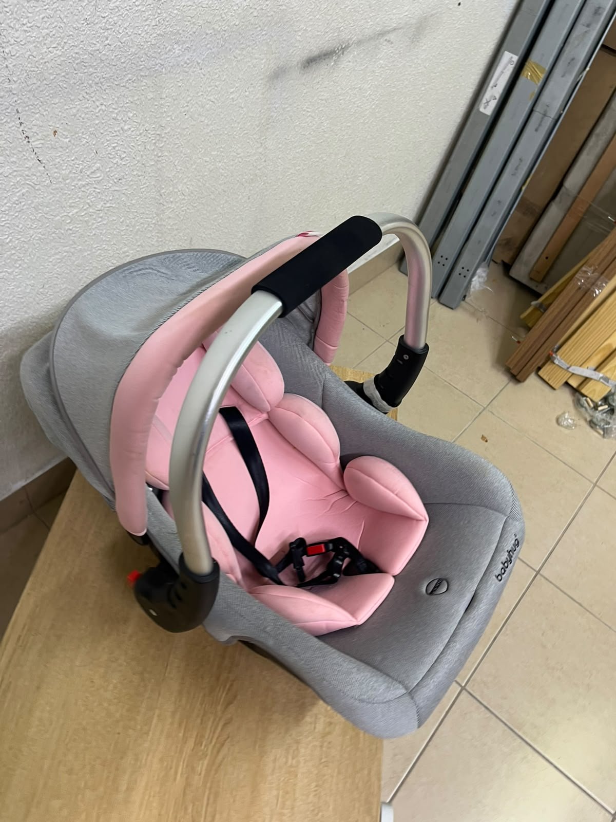 "Babyhug Onyx Elite" car seat and carrycot in grey and pink, featuring an aluminum handle. - Image 3