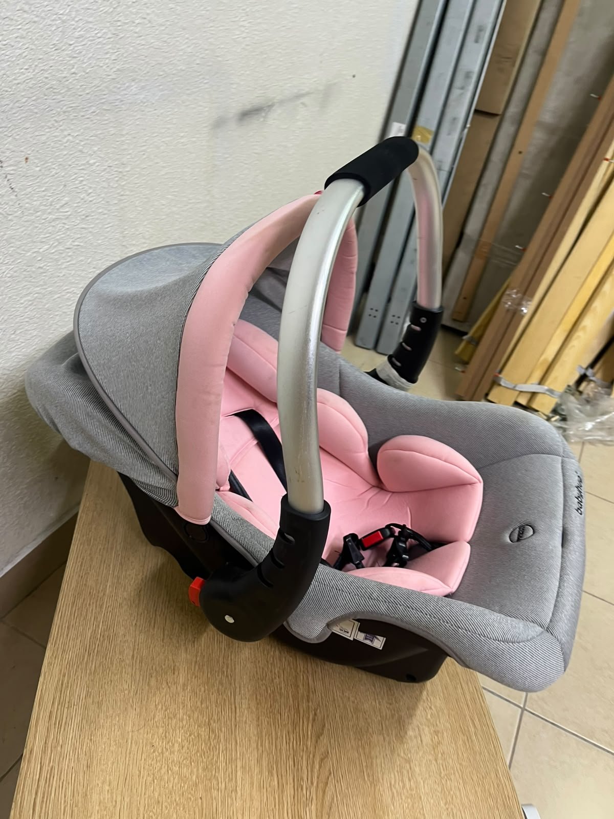 "Babyhug Onyx Elite" car seat and carrycot in grey and pink, featuring an aluminum handle. - Image 4