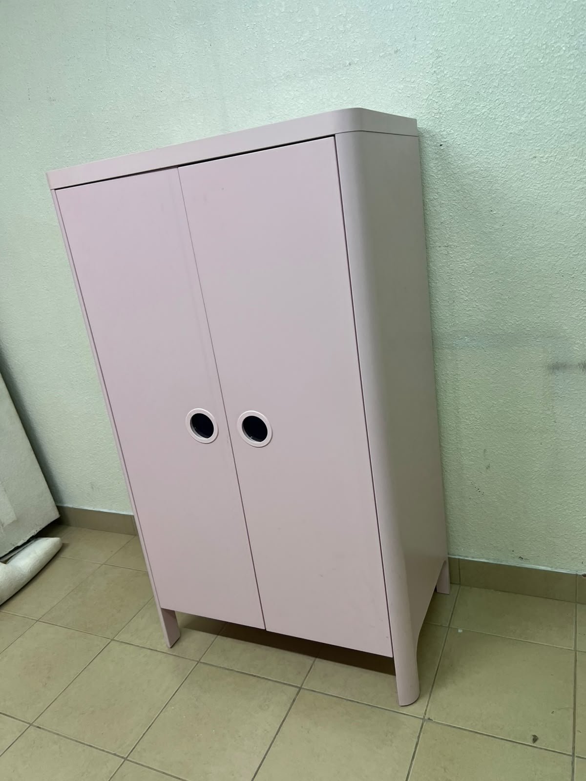 The "Busunge" children's wardrobe from IKEA comes in light pink and features rounded corners and distinctive circular cutouts that serve as handles. - Image 10