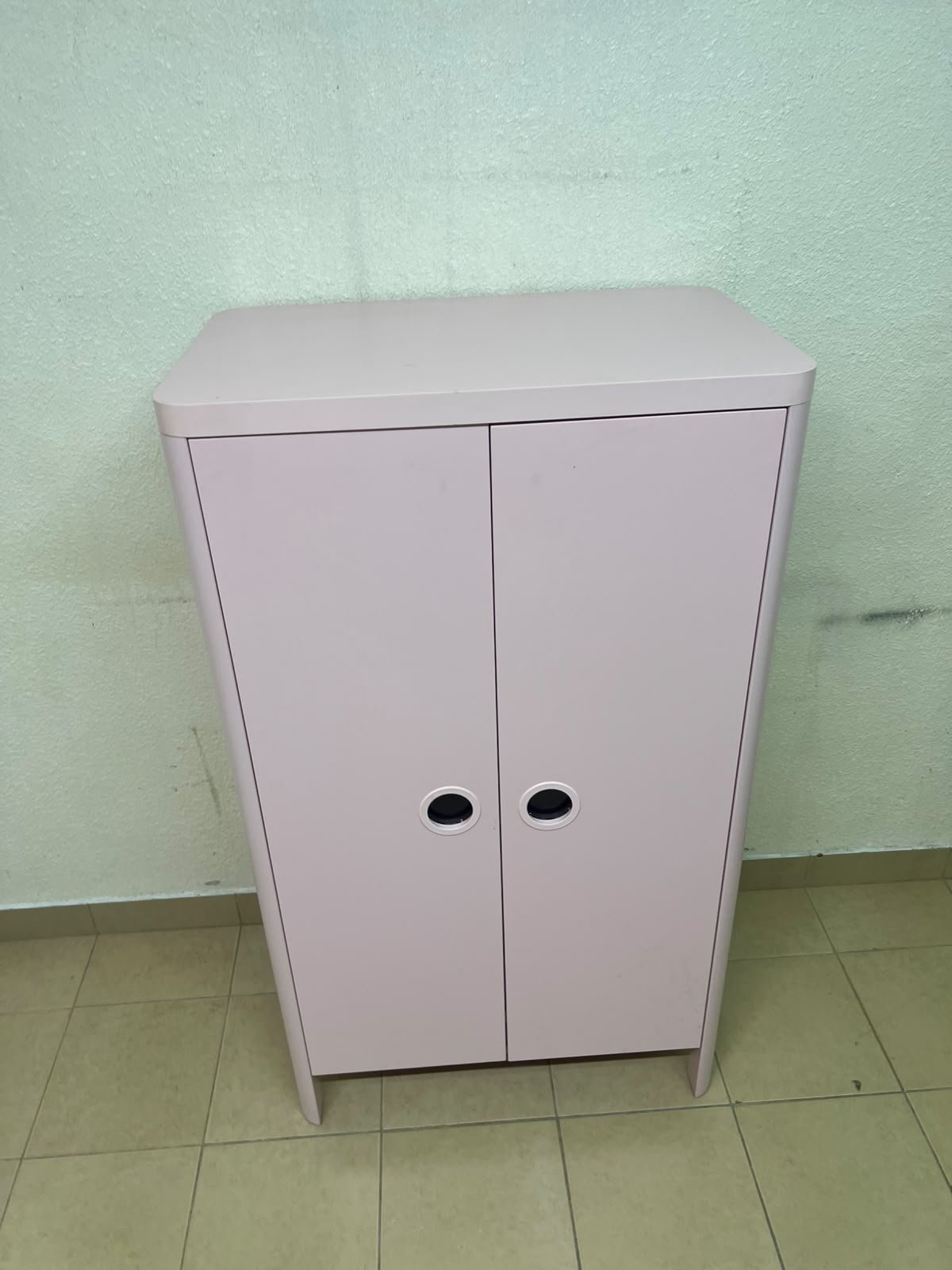 The "Busunge" children's wardrobe from IKEA comes in light pink and features rounded corners and distinctive circular cutouts that serve as handles. - Image 13