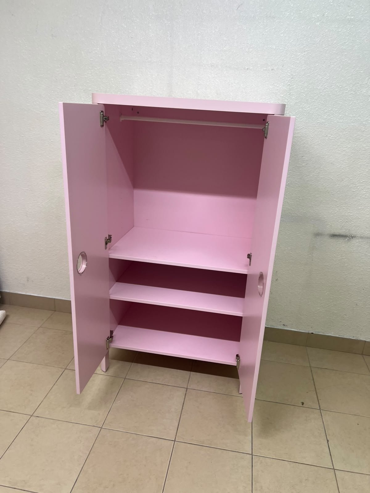 The "Busunge" children's wardrobe from IKEA comes in light pink and features rounded corners and distinctive circular cutouts that serve as handles. - Image 4
