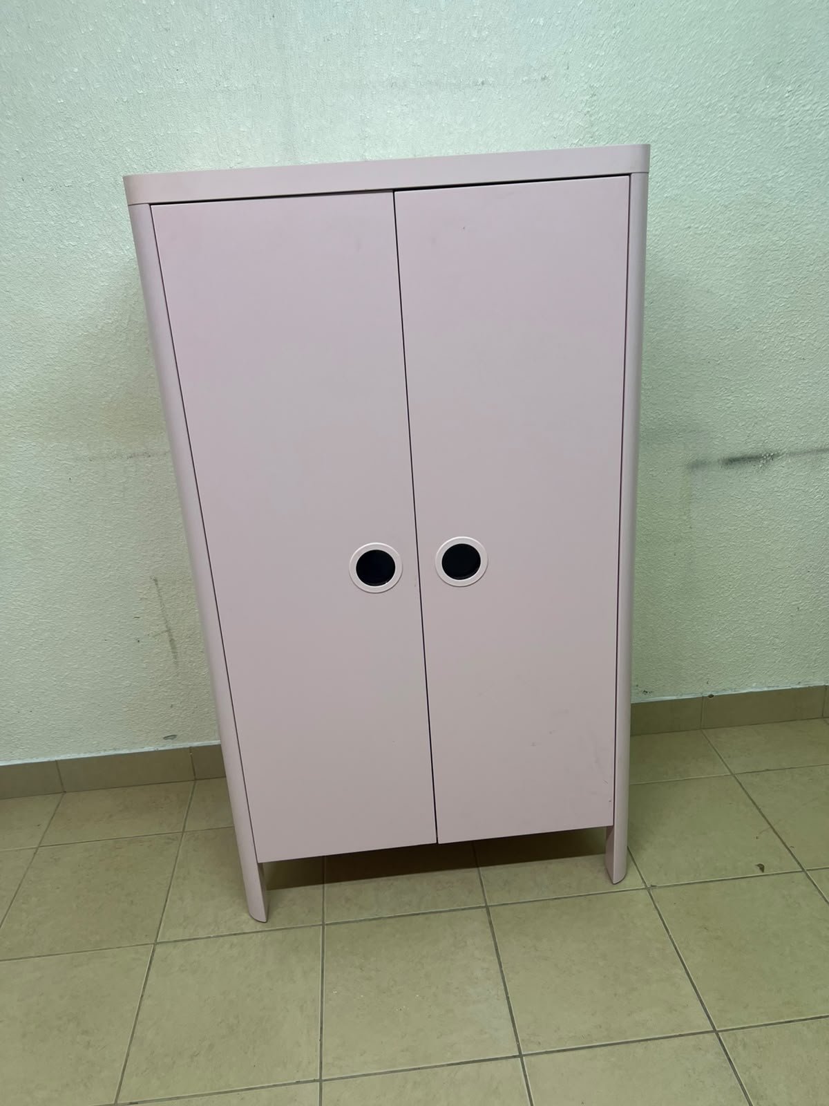 The "Busunge" children's wardrobe from IKEA comes in light pink and features rounded corners and distinctive circular cutouts that serve as handles. - Image 5