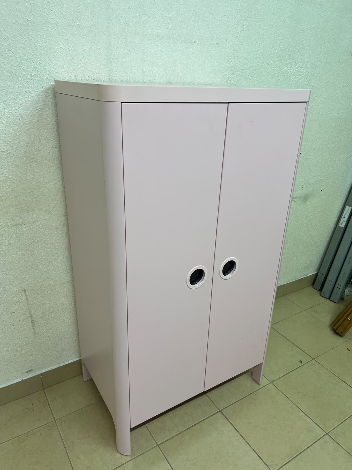 The "Busunge" children's wardrobe from IKEA comes in light pink and features rounded corners and distinctive circular cutouts that serve as handles. - Image 7