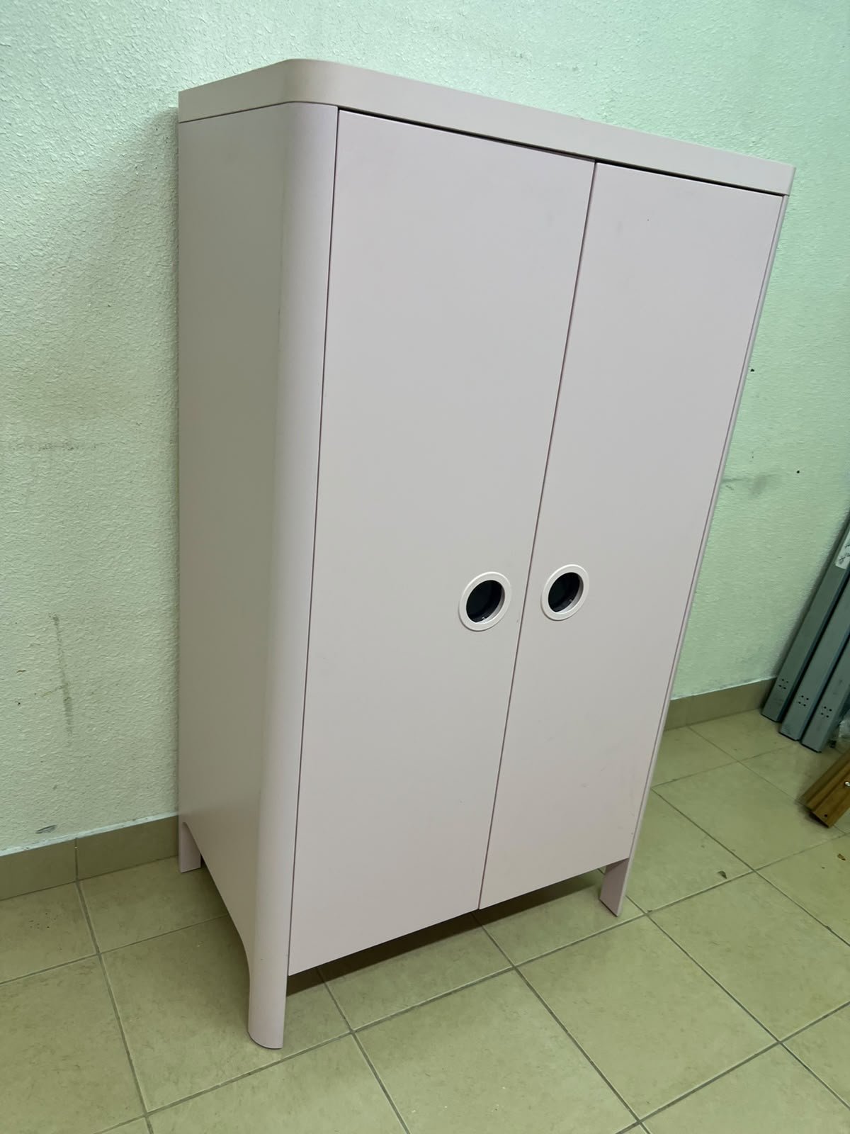 The "Busunge" children's wardrobe from IKEA comes in light pink and features rounded corners and distinctive circular cutouts that serve as handles. - Image 8