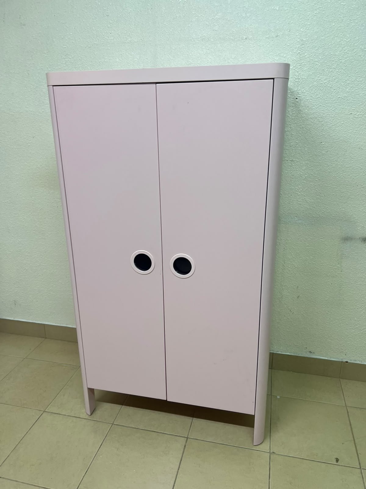 The "Busunge" children's wardrobe from IKEA comes in light pink and features rounded corners and distinctive circular cutouts that serve as handles. - Image 9