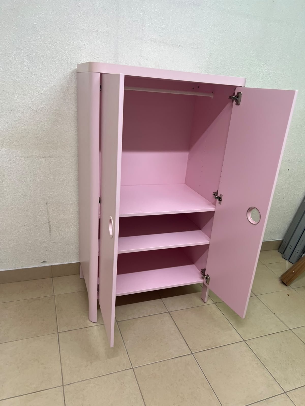 The "Busunge" children's wardrobe from IKEA comes in light pink and features rounded corners and distinctive circular cutouts that serve as handles. - Image 11