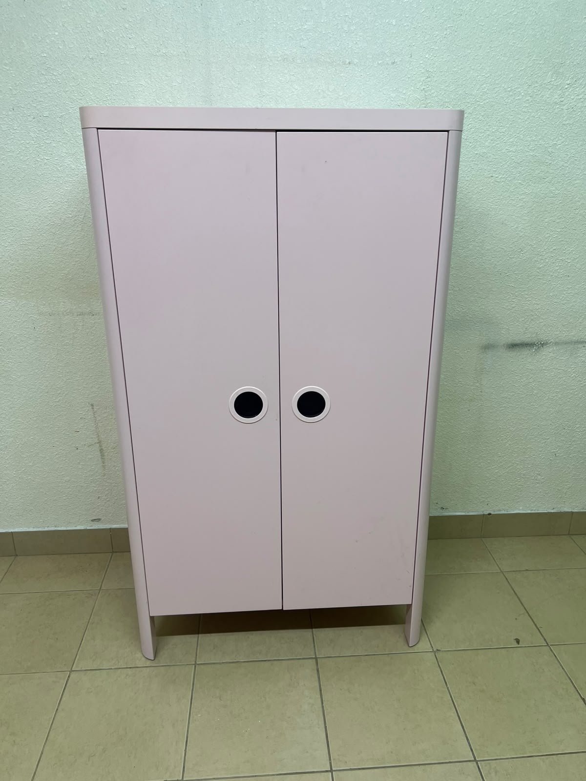 The "Busunge" children's wardrobe from IKEA comes in light pink and features rounded corners and distinctive circular cutouts that serve as handles. - Image 12