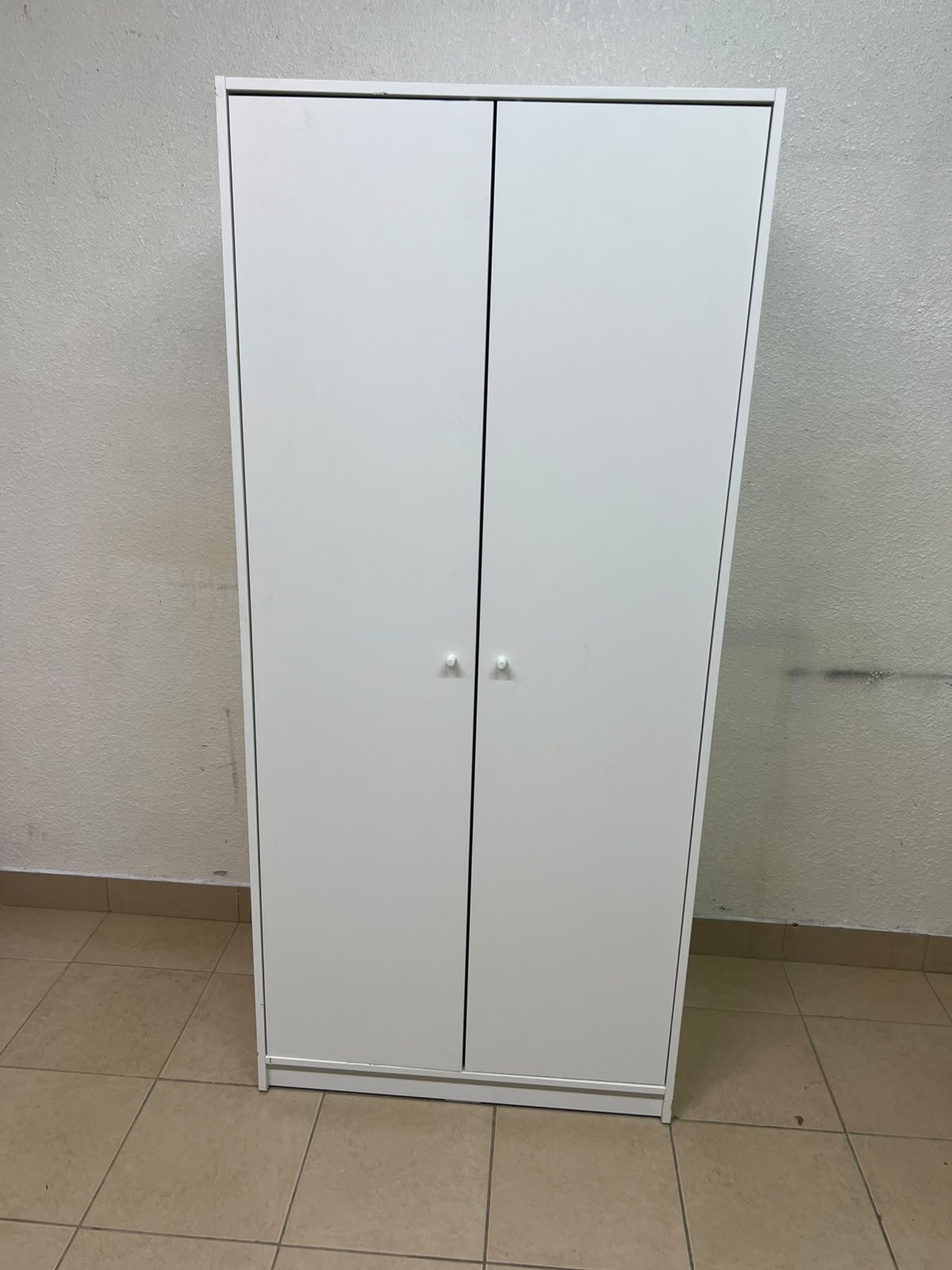 The IKEA KLEPPSTAD white two-door wardrobe features a simple design with two round handles and dimensions of 79x55x176 cm. - Image 10