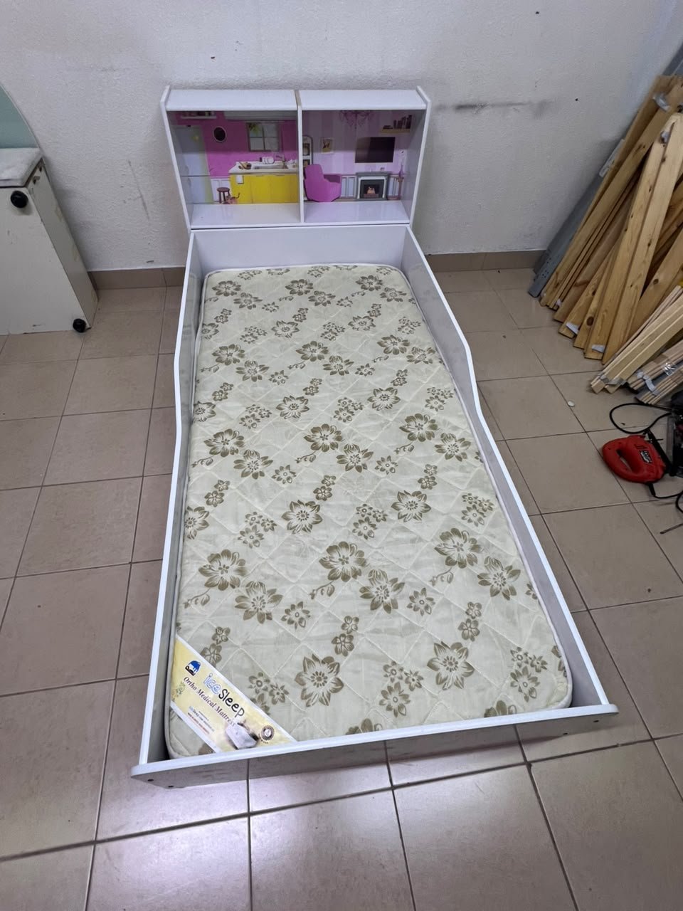 A white wooden single bed for children, featuring an integrated "dollhouse-style" headboard decorated with illustrations of miniature rooms. - Image 7