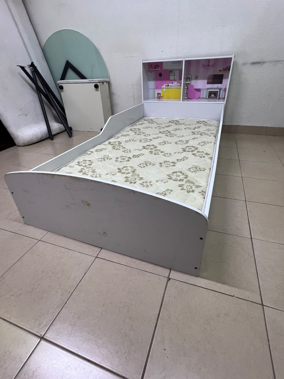 A white wooden single bed for children, featuring an integrated "dollhouse-style" headboard decorated with illustrations of miniature rooms. - Image 3