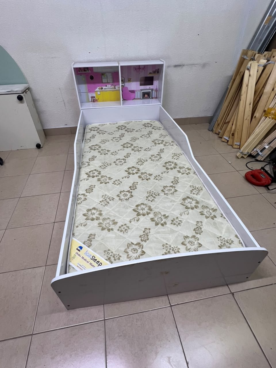 A white wooden single bed for children, featuring an integrated "dollhouse-style" headboard decorated with illustrations of miniature rooms. - Image 4