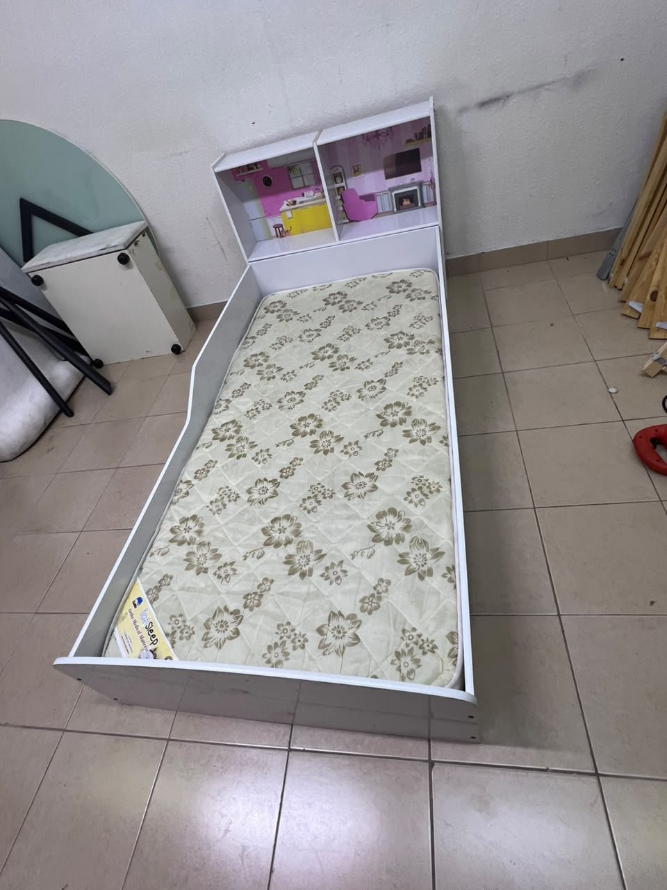 A white wooden single bed for children, featuring an integrated "dollhouse-style" headboard decorated with illustrations of miniature rooms. - Image 5