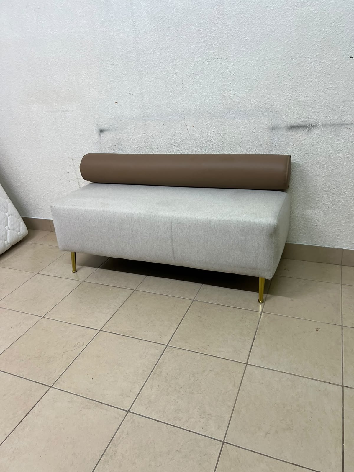 The light-gray upholstered seat, featuring a brown cylindrical backrest and gold legs, is a stylish, modern piece of furniture that adds a distinctive touch to the décor. - Image 7