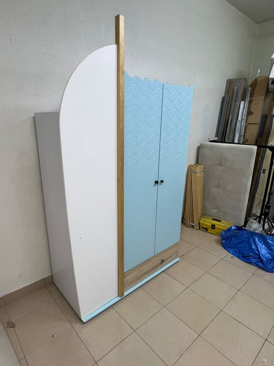 The photo shows a children's wardrobe with a distinctive nautical design in blue and white with wooden details and wave-like top edges. - Image 3