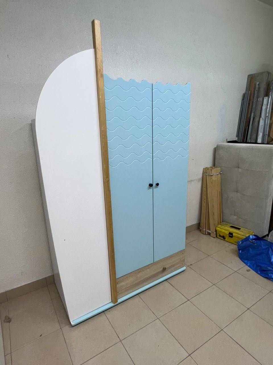 The photo shows a children's wardrobe with a distinctive nautical design in blue and white with wooden details and wave-like top edges. - Image 11