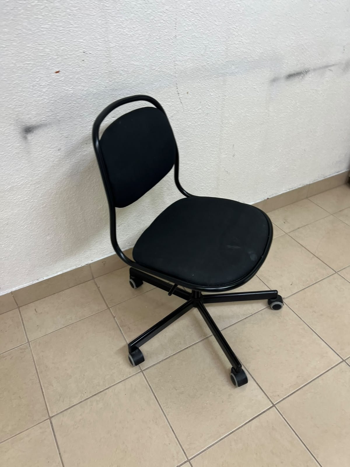 A comfortable office chair featuring a black backrest, built-in lumbar support, and a metal base. - Image 5