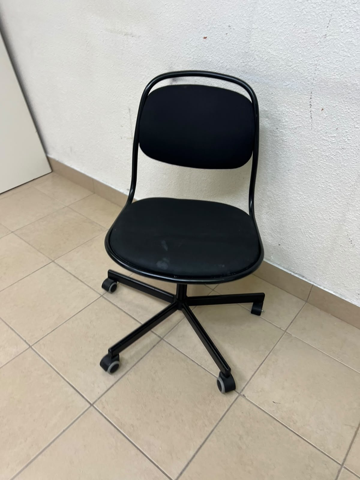 A comfortable office chair featuring a black backrest, built-in lumbar support, and a metal base. - Image 6