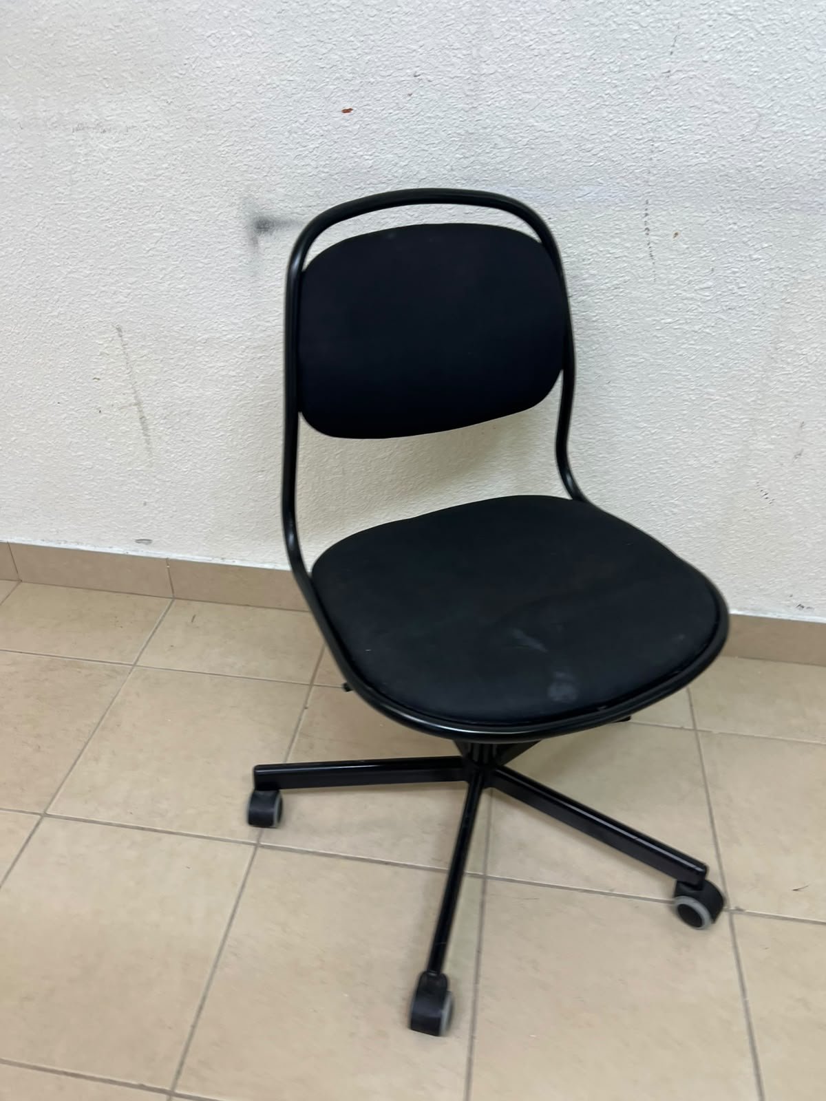 A comfortable office chair featuring a black backrest, built-in lumbar support, and a metal base. - Image 7