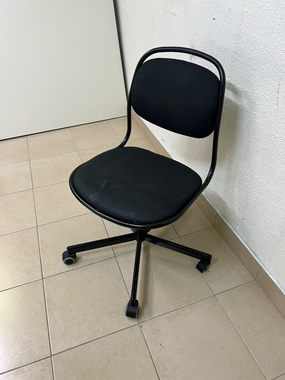 A comfortable office chair featuring a black backrest, built-in lumbar support, and a metal base. - Image 8