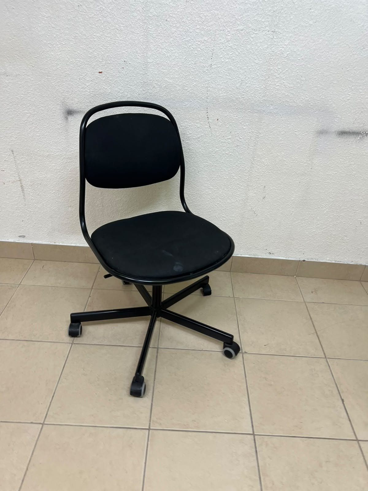 A comfortable office chair featuring a black backrest, built-in lumbar support, and a metal base. - Image 2