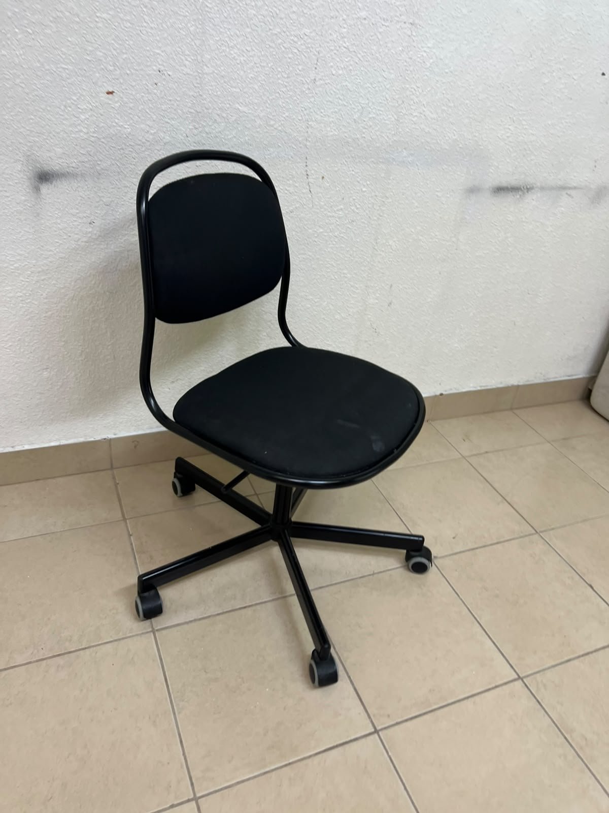 A comfortable office chair featuring a black backrest, built-in lumbar support, and a metal base. - Image 3