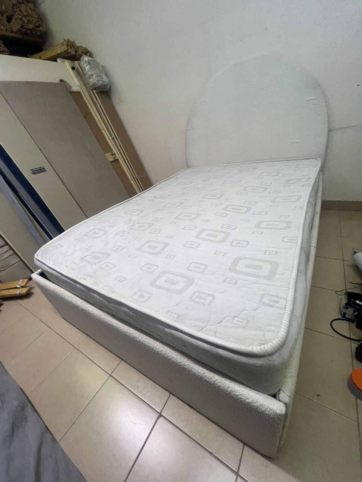 A modern single bed featuring a rounded (arched) headboard, upholstered in white or light beige fabric (such as bouclé or light-colored velvet), and including a mattress. Dimensions: 140 x 200 cm. - Image 2