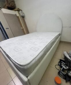 A modern single bed featuring a rounded (arched) headboard, upholstered in white or light beige fabric (such as bouclé or light-colored velvet), and including a mattress. Dimensions: 140 x 200 cm.