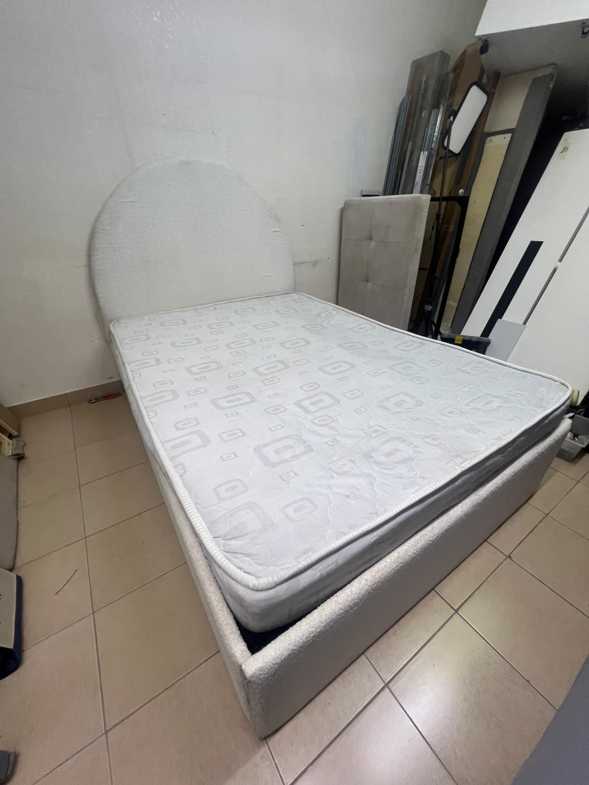 A modern single bed featuring a rounded (arched) headboard, upholstered in white or light beige fabric (such as bouclé or light-colored velvet), and including a mattress. Dimensions: 140 x 200 cm. - Image 4