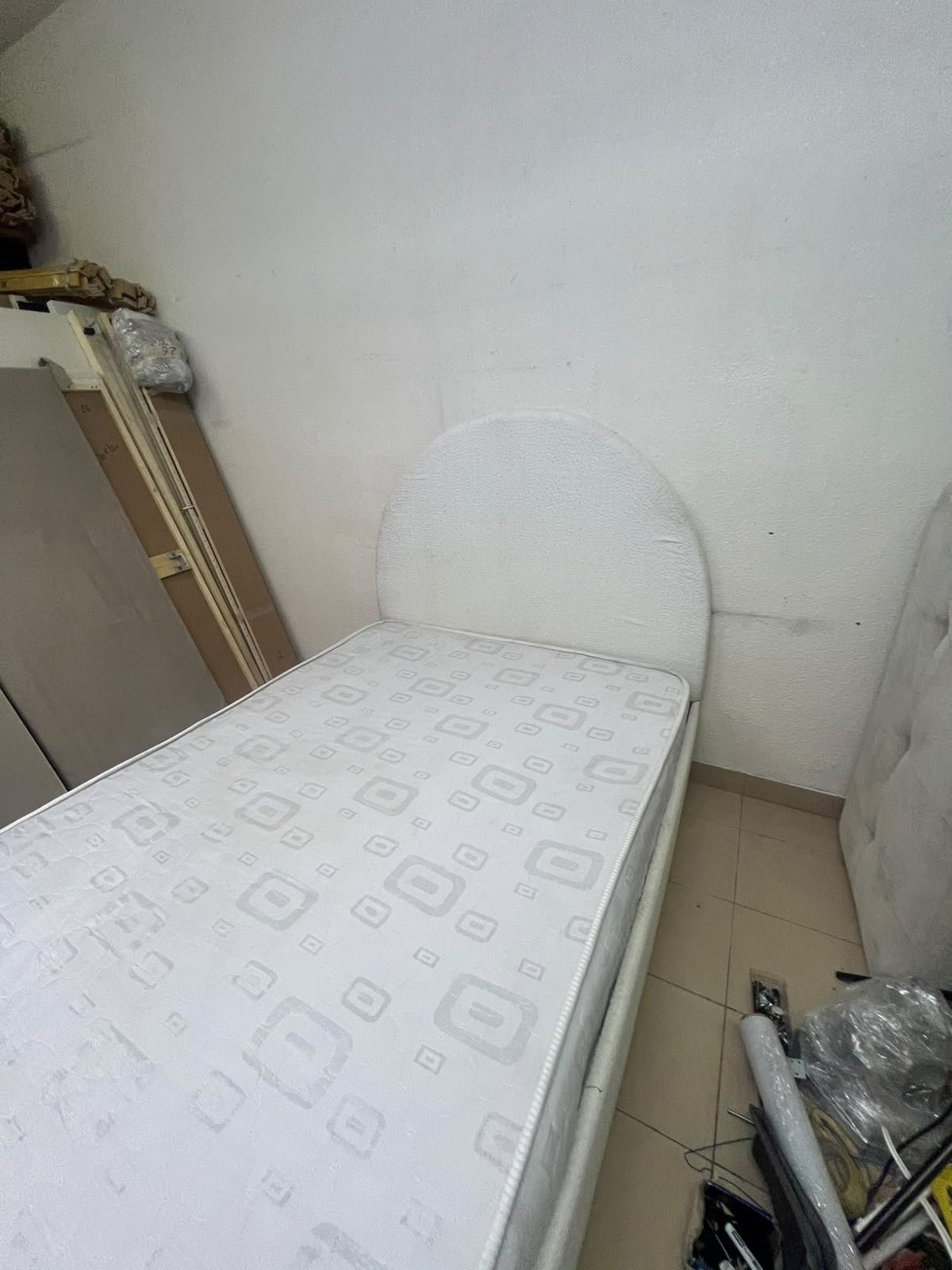 A modern single bed featuring a rounded (arched) headboard, upholstered in white or light beige fabric (such as bouclé or light-colored velvet), and including a mattress. Dimensions: 140 x 200 cm. - Image 5