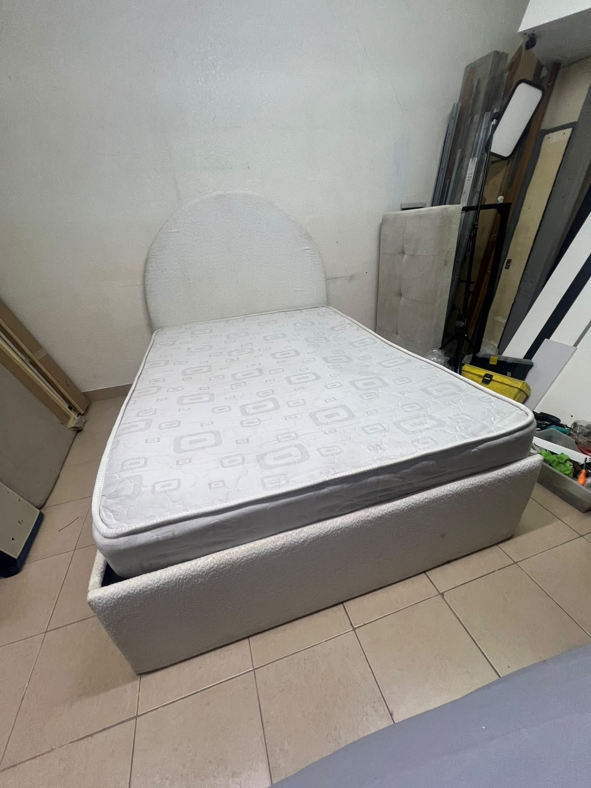A modern single bed featuring a rounded (arched) headboard, upholstered in white or light beige fabric (such as bouclé or light-colored velvet), and including a mattress. Dimensions: 140 x 200 cm. - Image 6