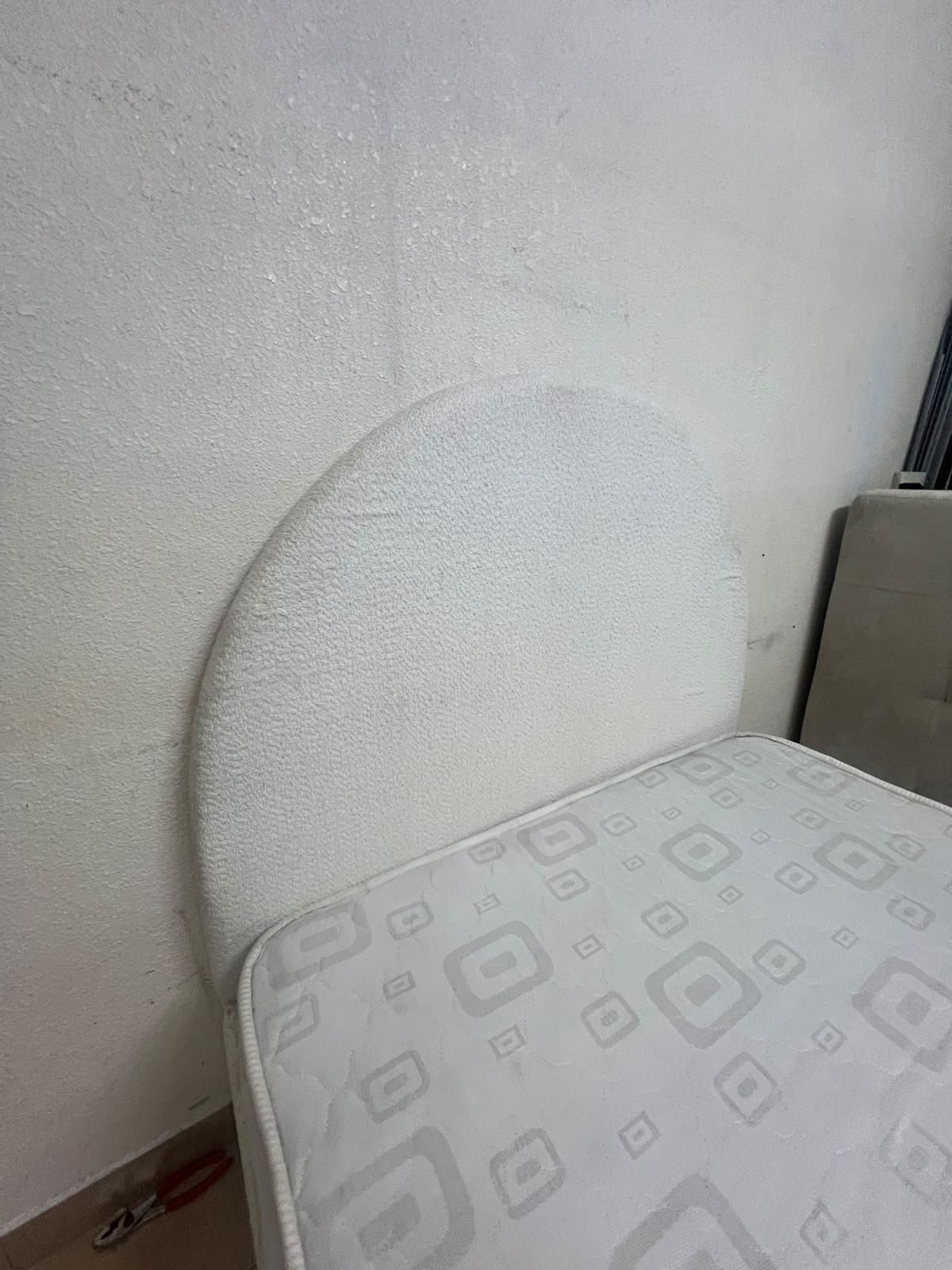 A modern single bed featuring a rounded (arched) headboard, upholstered in white or light beige fabric (such as bouclé or light-colored velvet), and including a mattress. Dimensions: 140 x 200 cm. - Image 7