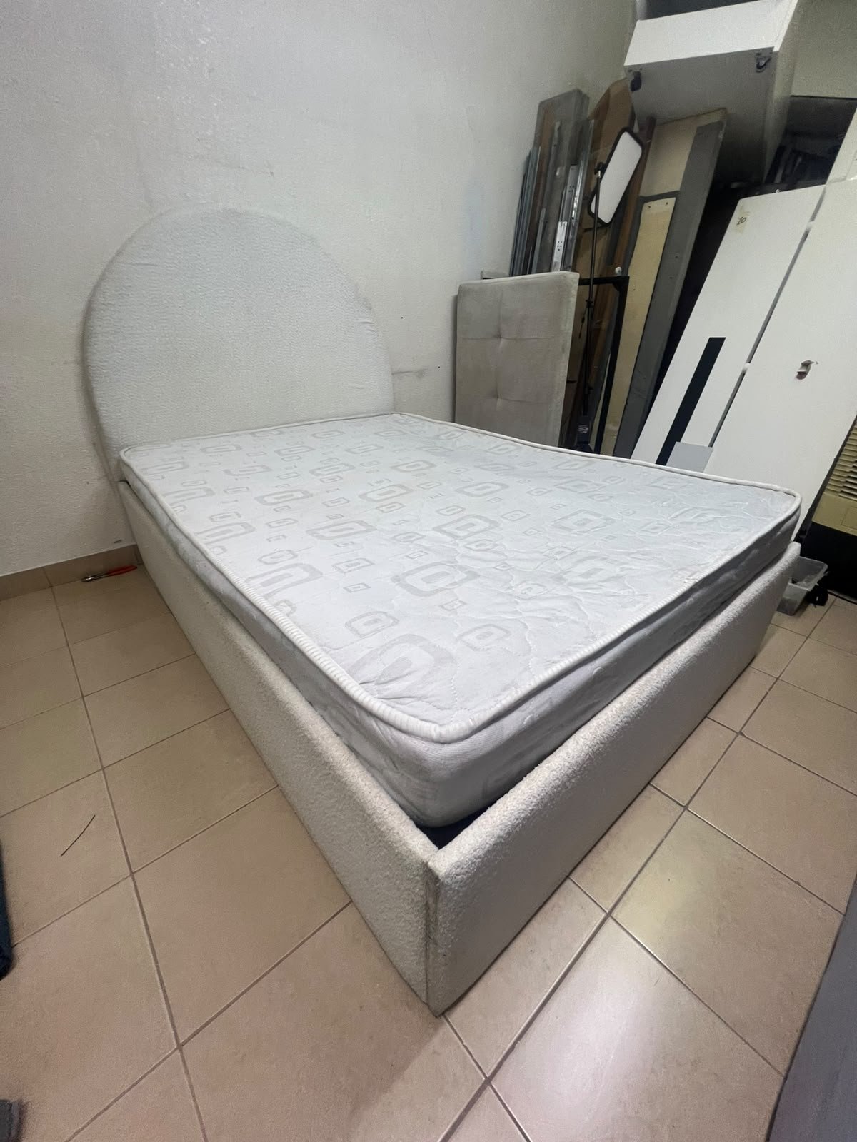 A modern single bed featuring a rounded (arched) headboard, upholstered in white or light beige fabric (such as bouclé or light-colored velvet), and including a mattress. Dimensions: 140 x 200 cm. - Image 8