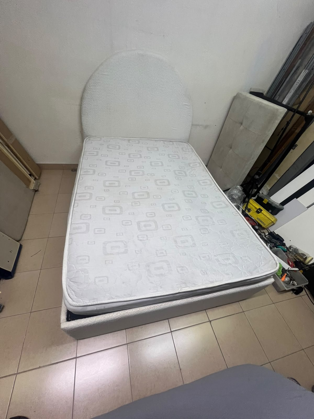 A modern single bed featuring a rounded (arched) headboard, upholstered in white or light beige fabric (such as bouclé or light-colored velvet), and including a mattress. Dimensions: 140 x 200 cm. - Image 9