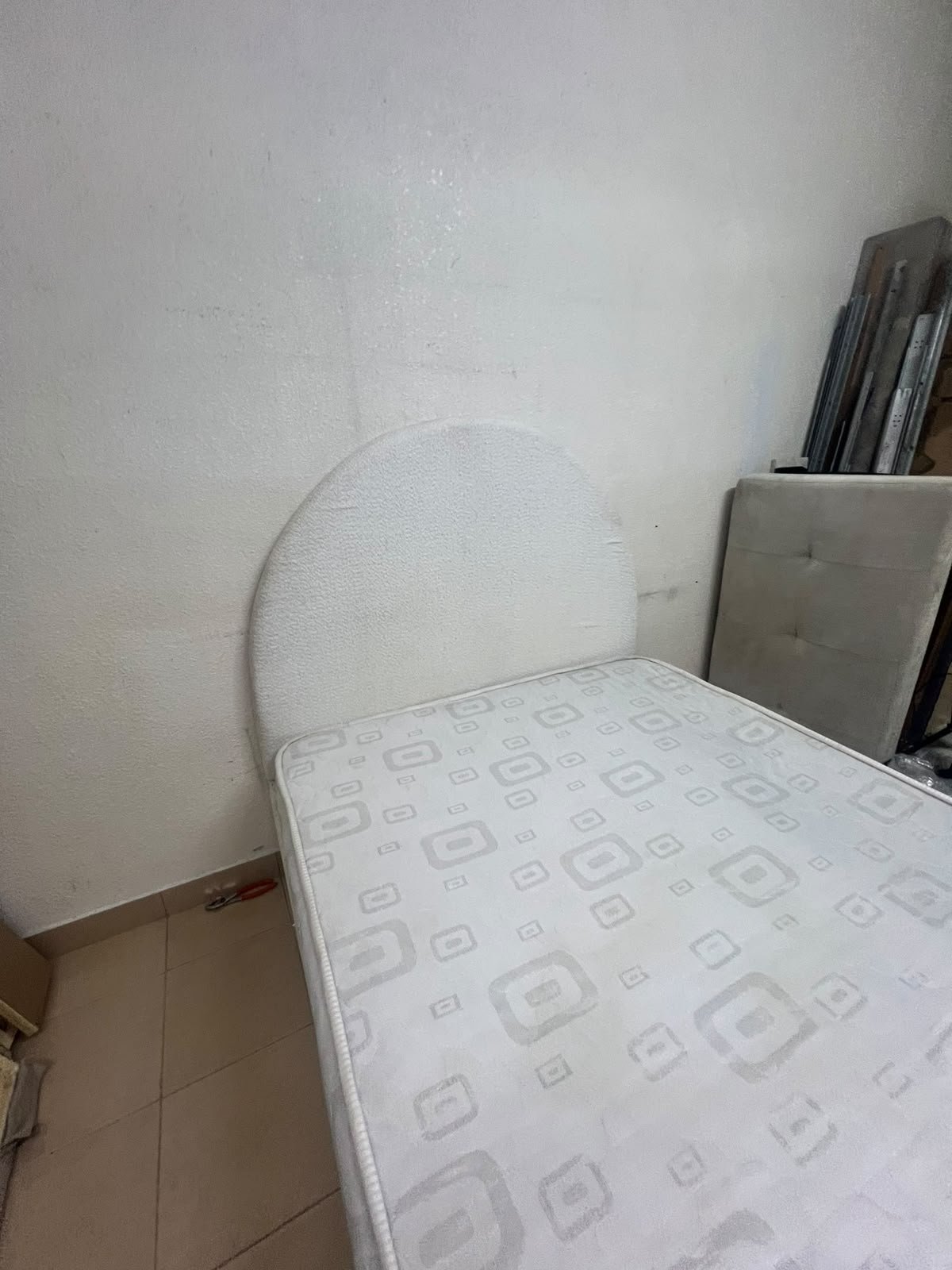 A modern single bed featuring a rounded (arched) headboard, upholstered in white or light beige fabric (such as bouclé or light-colored velvet), and including a mattress. Dimensions: 140 x 200 cm. - Image 10