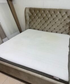 Beige upholstered double bed featuring a high, button-tufted wingback headboard. 180 x 200 cm. - Image 3